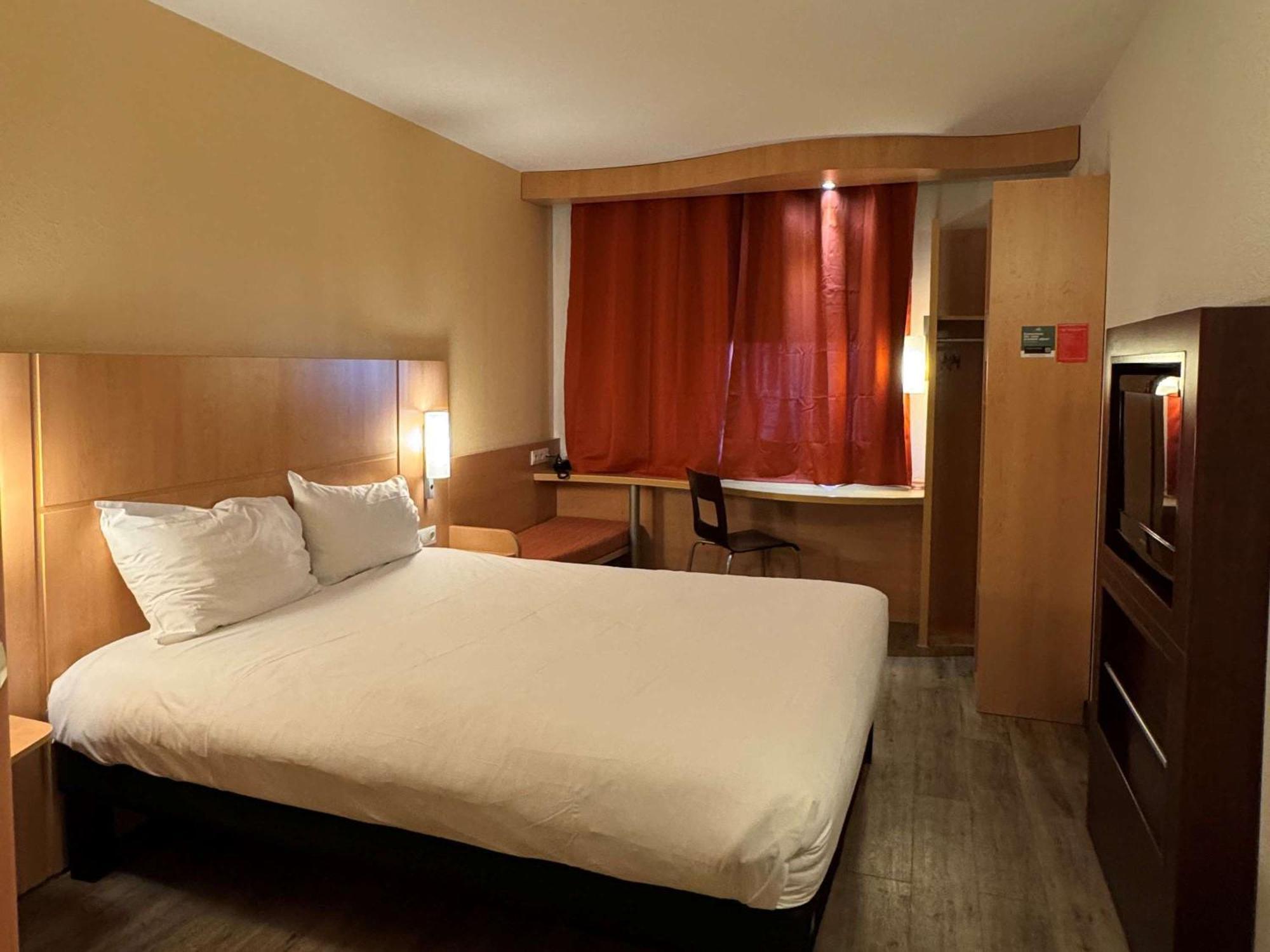 ホテル Ibis Istres Trigance エクステリア 写真