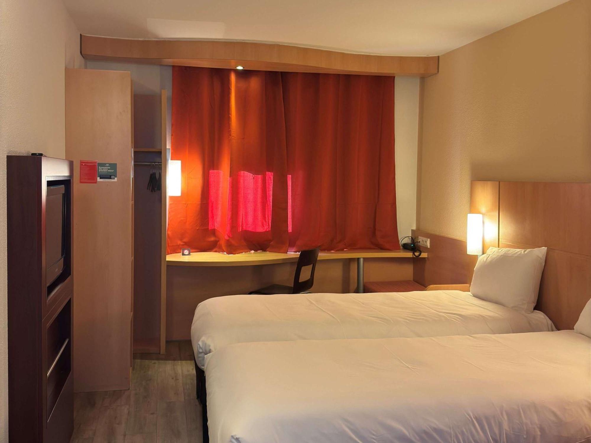 ホテル Ibis Istres Trigance エクステリア 写真